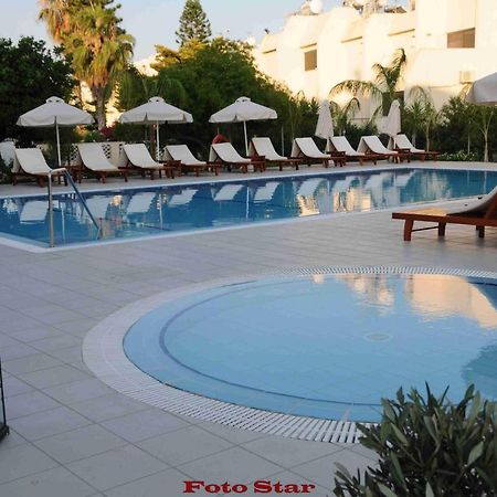 Frixos Suites Hotel Apartments 라르나카 외부 사진