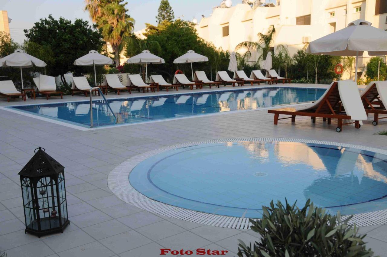 Frixos Suites Hotel Apartments 라르나카 외부 사진