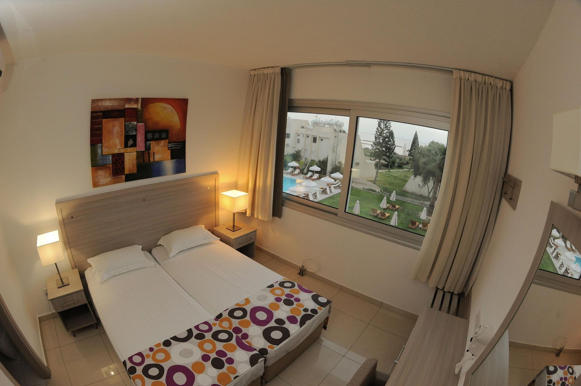 Frixos Suites Hotel Apartments 라르나카 외부 사진