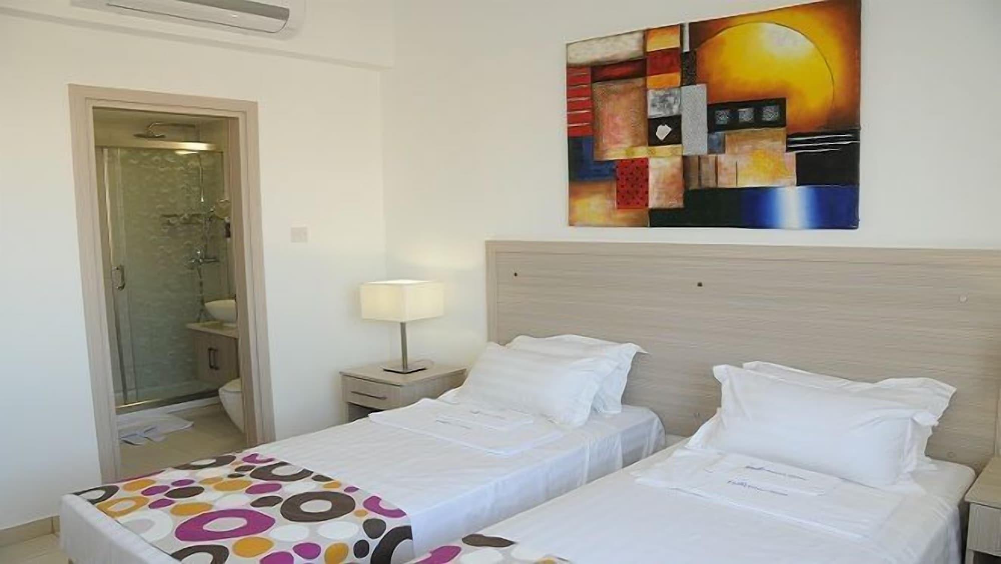 Frixos Suites Hotel Apartments 라르나카 외부 사진