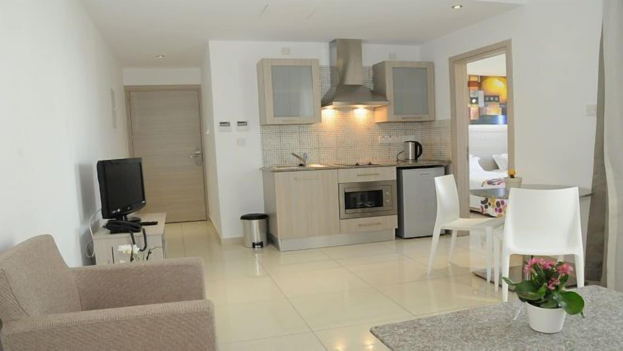 Frixos Suites Hotel Apartments 라르나카 외부 사진