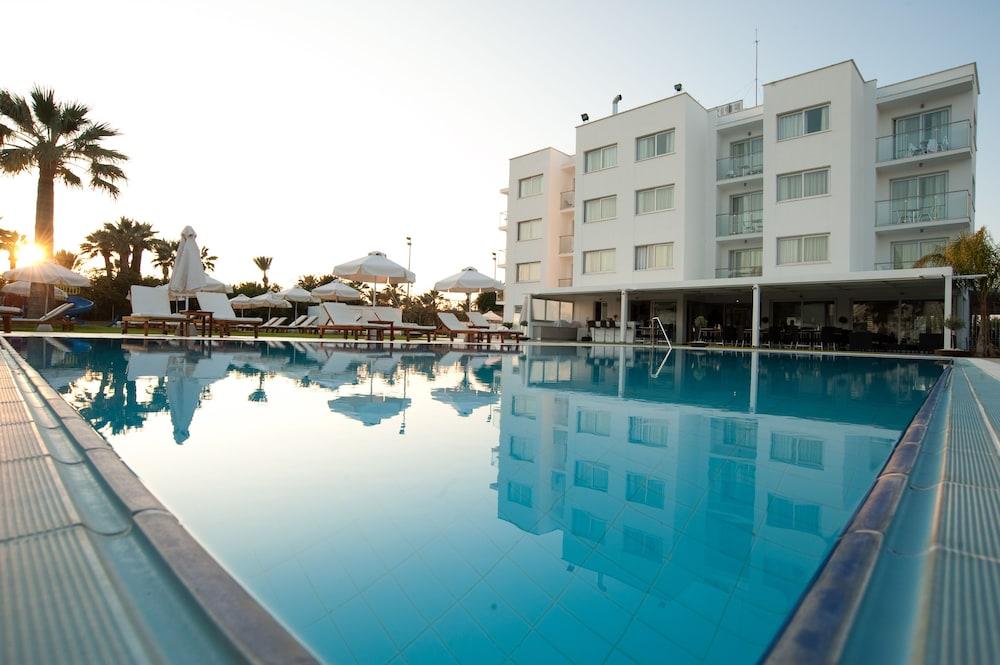 Frixos Suites Hotel Apartments 라르나카 외부 사진