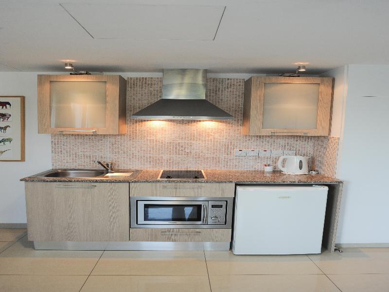 Frixos Suites Hotel Apartments 라르나카 외부 사진