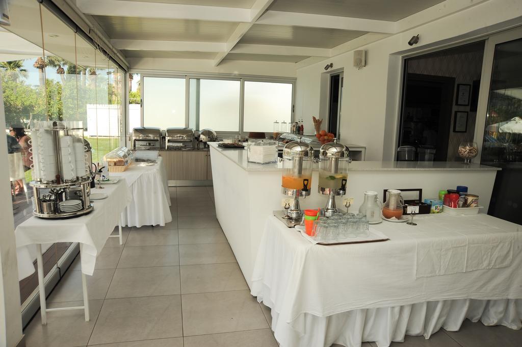 Frixos Suites Hotel Apartments 라르나카 외부 사진