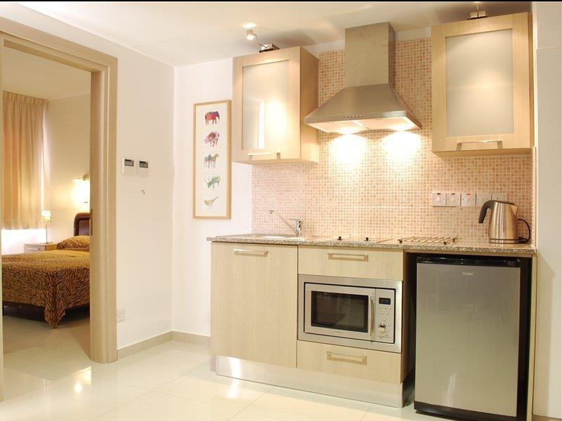 Frixos Suites Hotel Apartments 라르나카 외부 사진