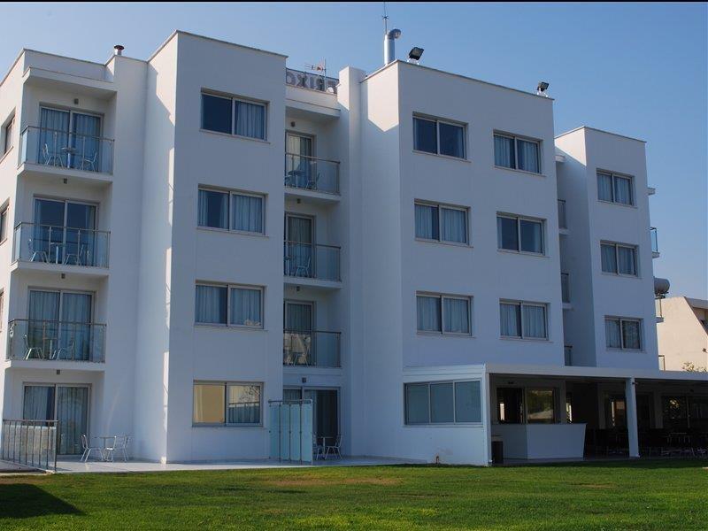 Frixos Suites Hotel Apartments 라르나카 외부 사진