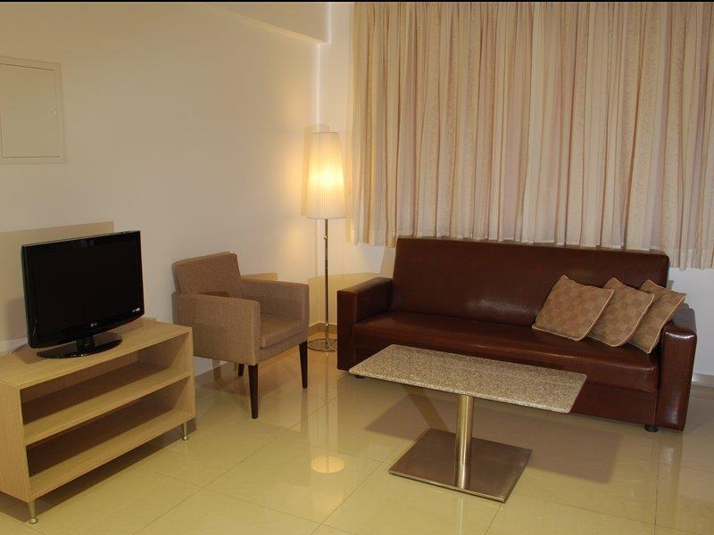 Frixos Suites Hotel Apartments 라르나카 외부 사진