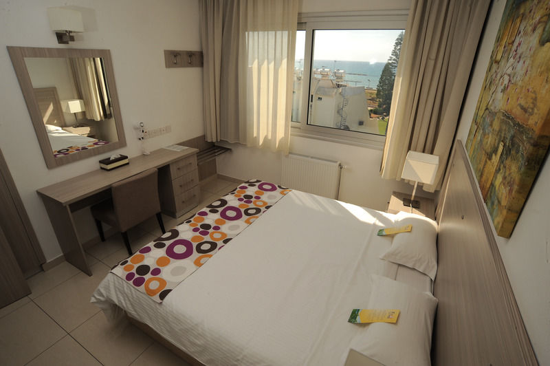 Frixos Suites Hotel Apartments 라르나카 외부 사진