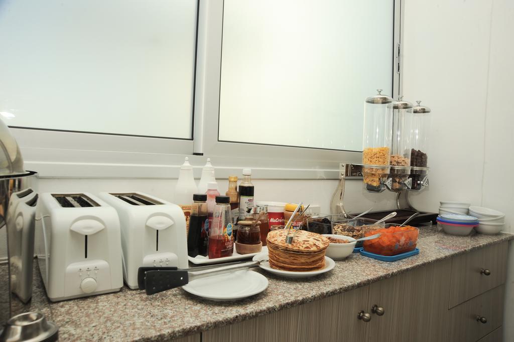 Frixos Suites Hotel Apartments 라르나카 외부 사진