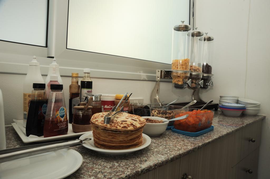 Frixos Suites Hotel Apartments 라르나카 외부 사진
