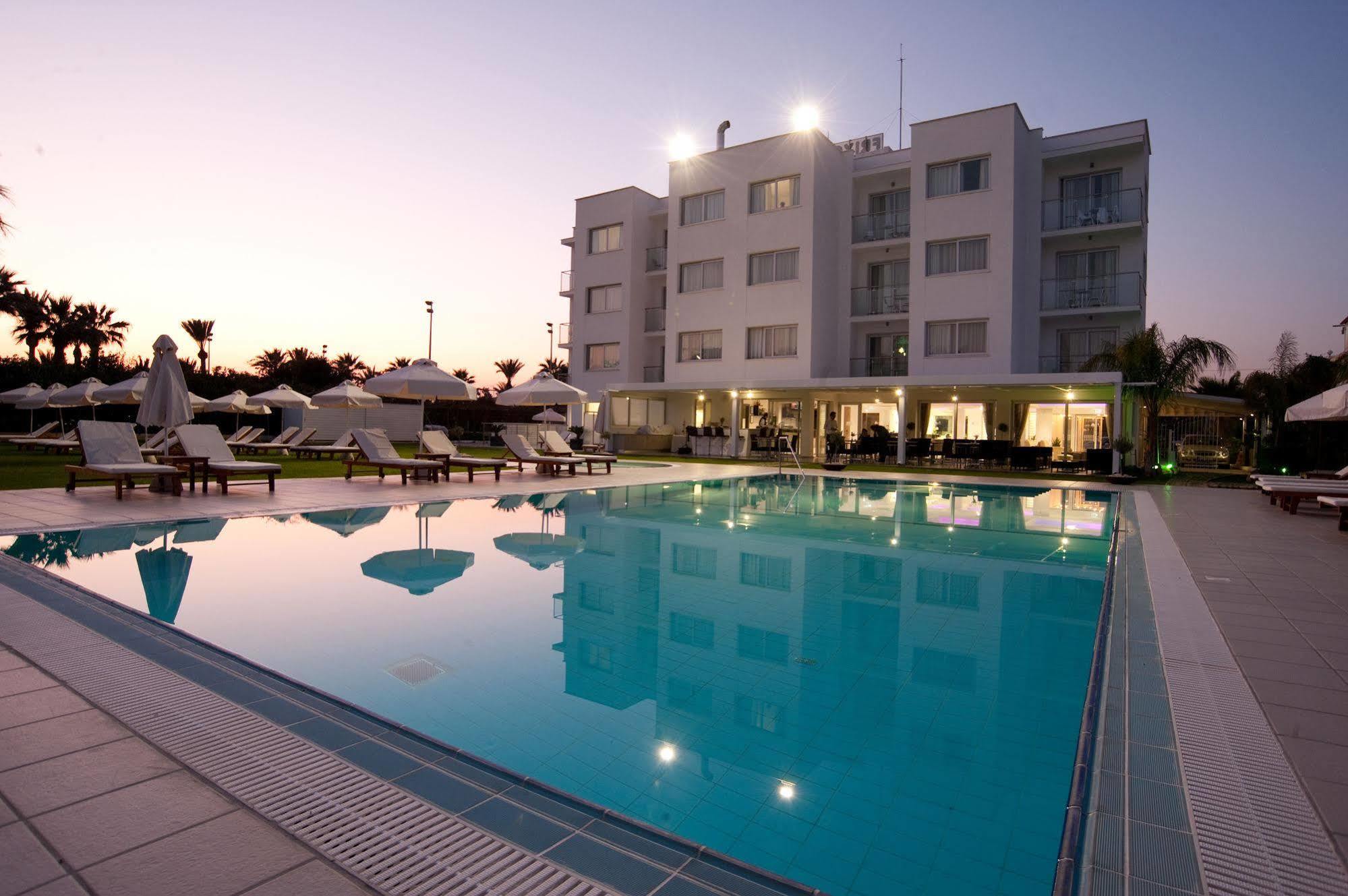 Frixos Suites Hotel Apartments 라르나카 외부 사진