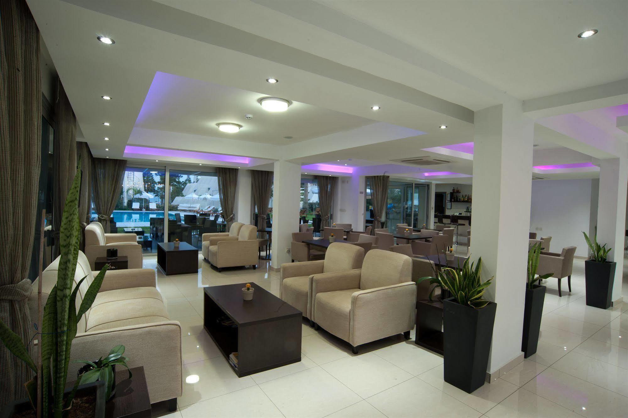 Frixos Suites Hotel Apartments 라르나카 외부 사진