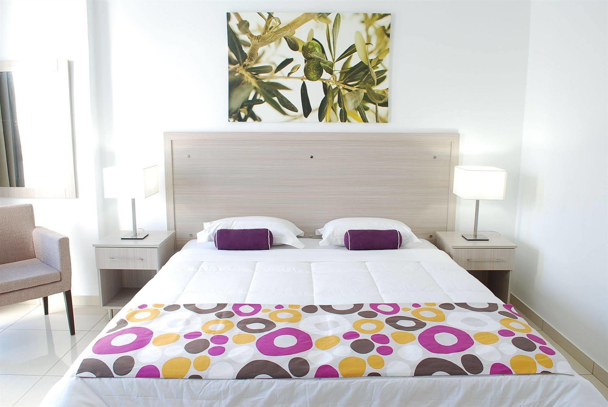 Frixos Suites Hotel Apartments 라르나카 외부 사진