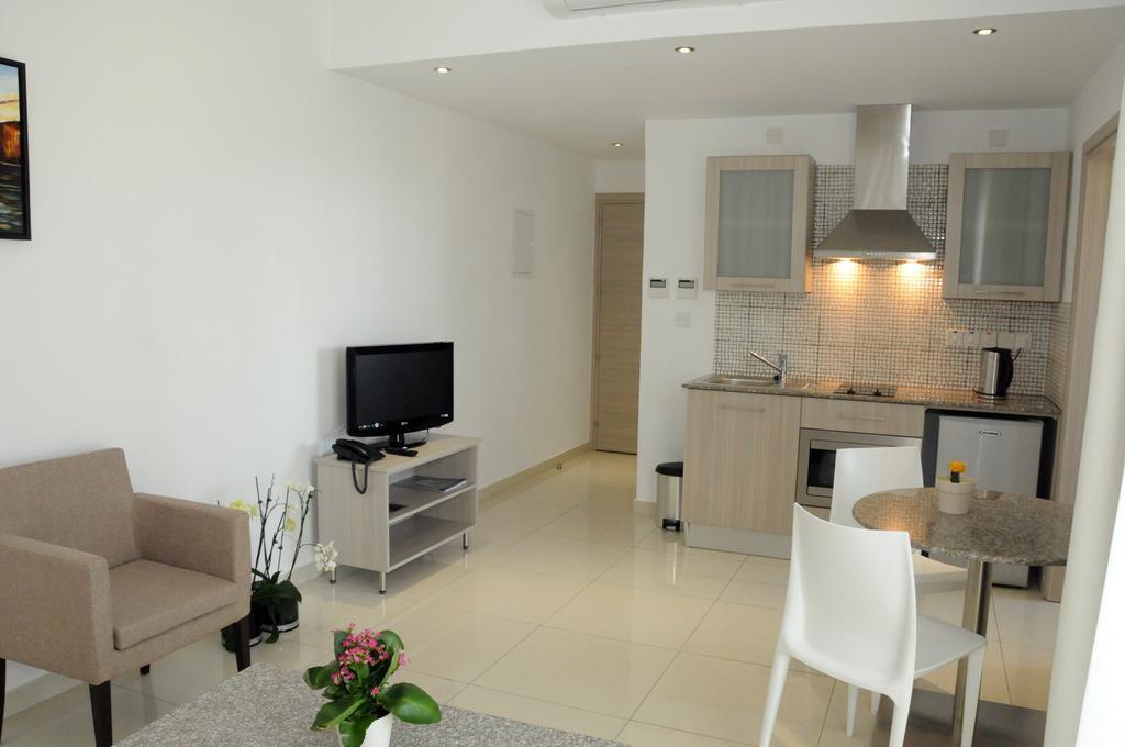 Frixos Suites Hotel Apartments 라르나카 외부 사진